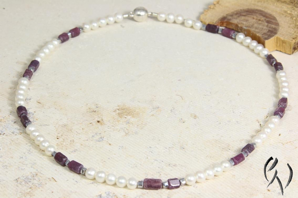 Steinkette aus  Korund, Süßwasserperlen und Hämatin